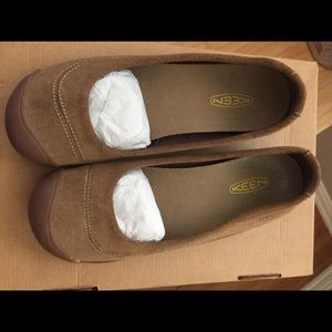 KEEN tan suede flats